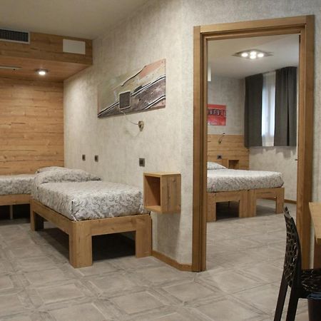 Hotel Bed & Rooms , Corte Rossa -1 Min Walk To Bernina Express Tirano Eksteriør bilde