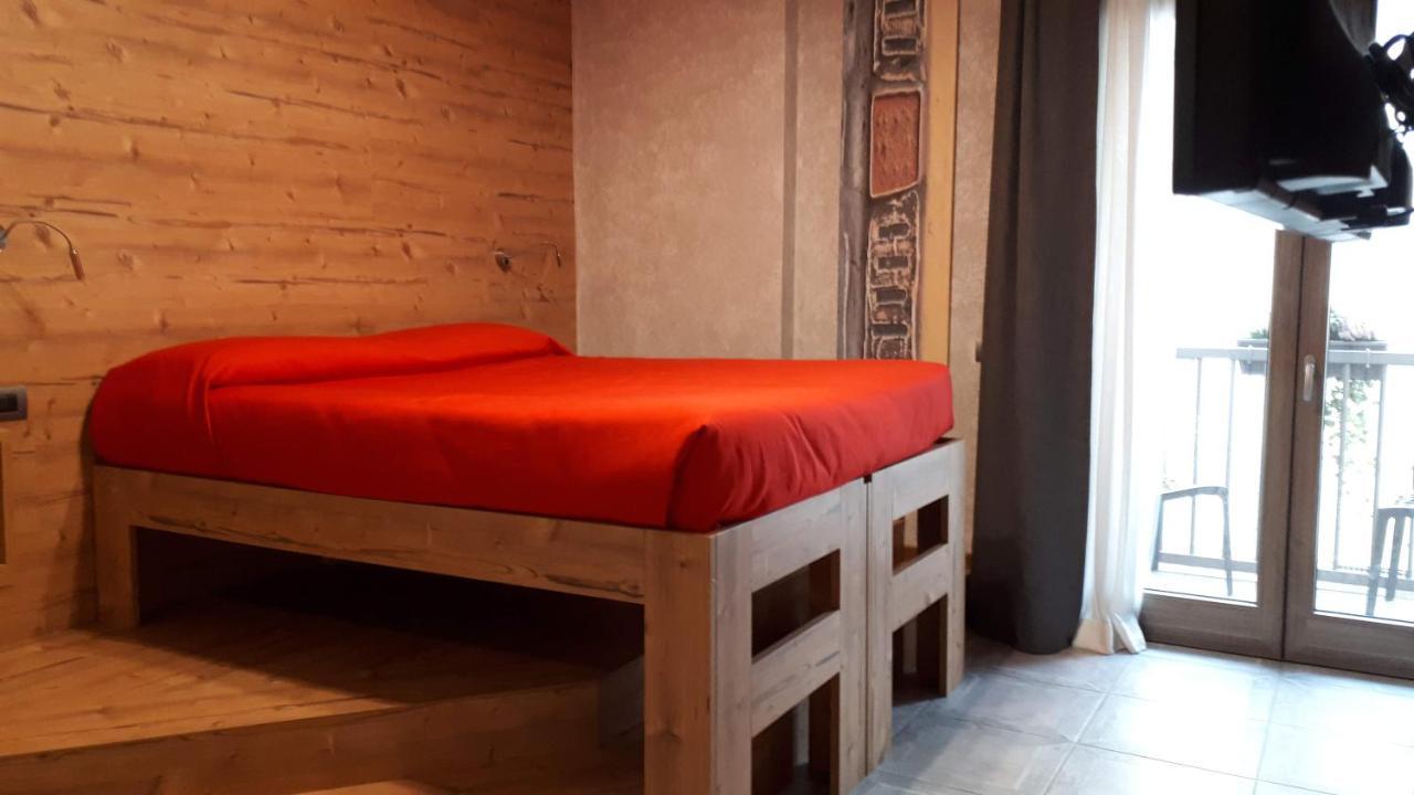 Hotel Bed & Rooms , Corte Rossa -1 Min Walk To Bernina Express Tirano Eksteriør bilde