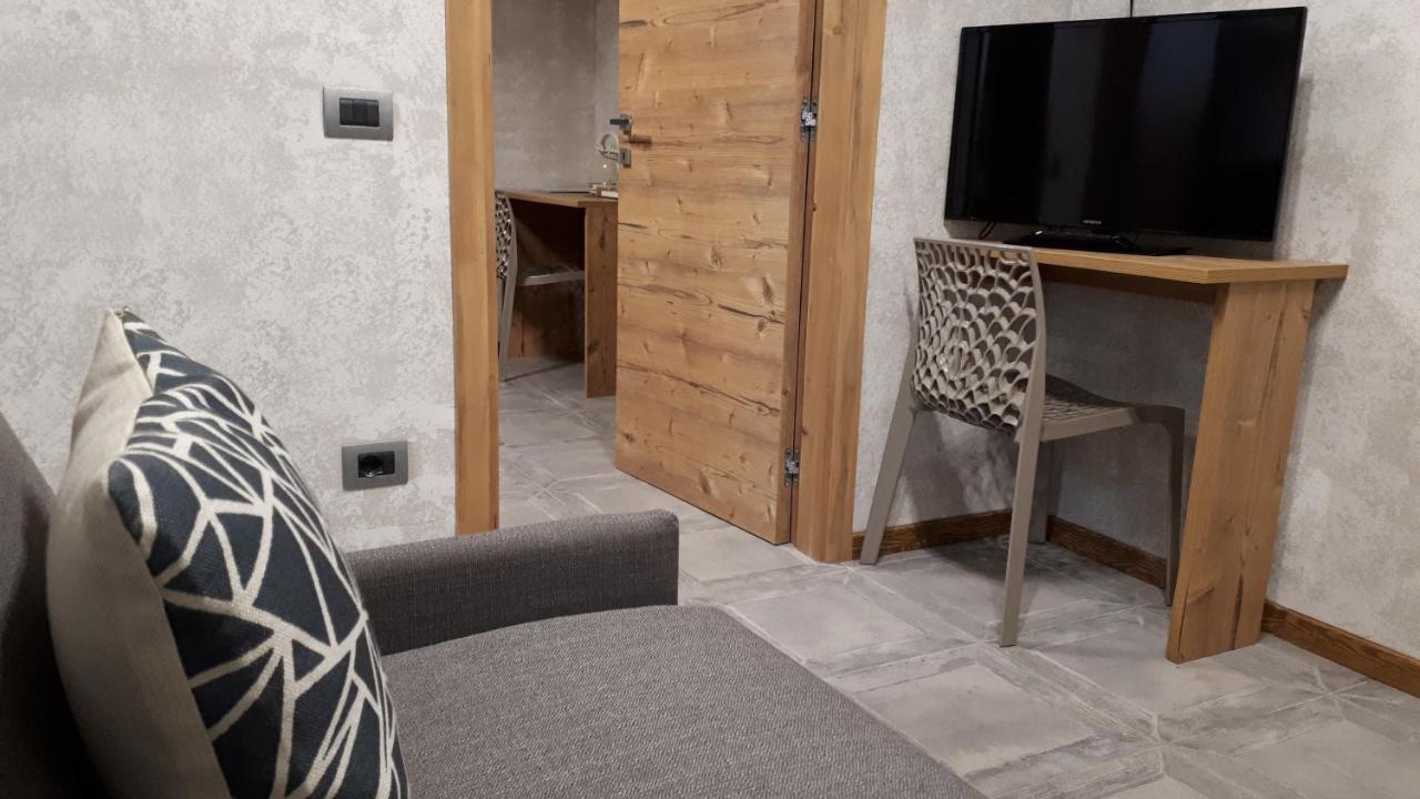 Hotel Bed & Rooms , Corte Rossa -1 Min Walk To Bernina Express Tirano Eksteriør bilde