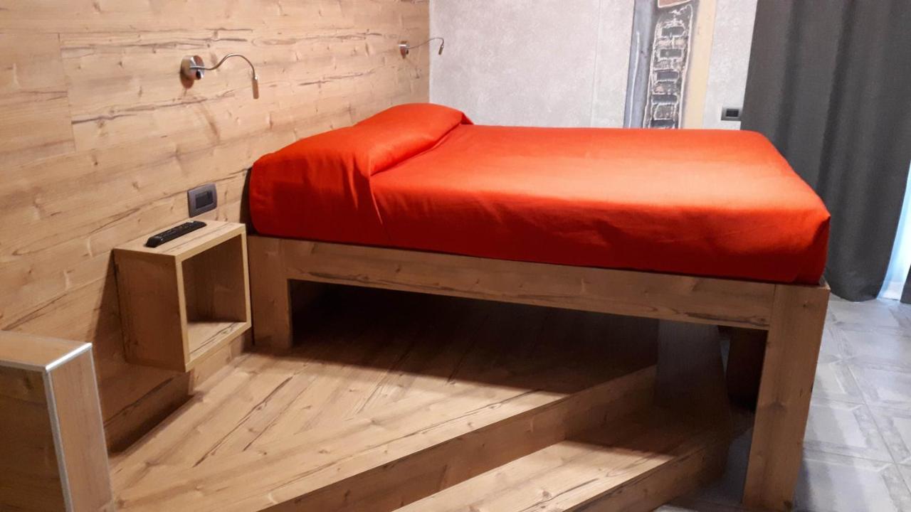 Hotel Bed & Rooms , Corte Rossa -1 Min Walk To Bernina Express Tirano Eksteriør bilde