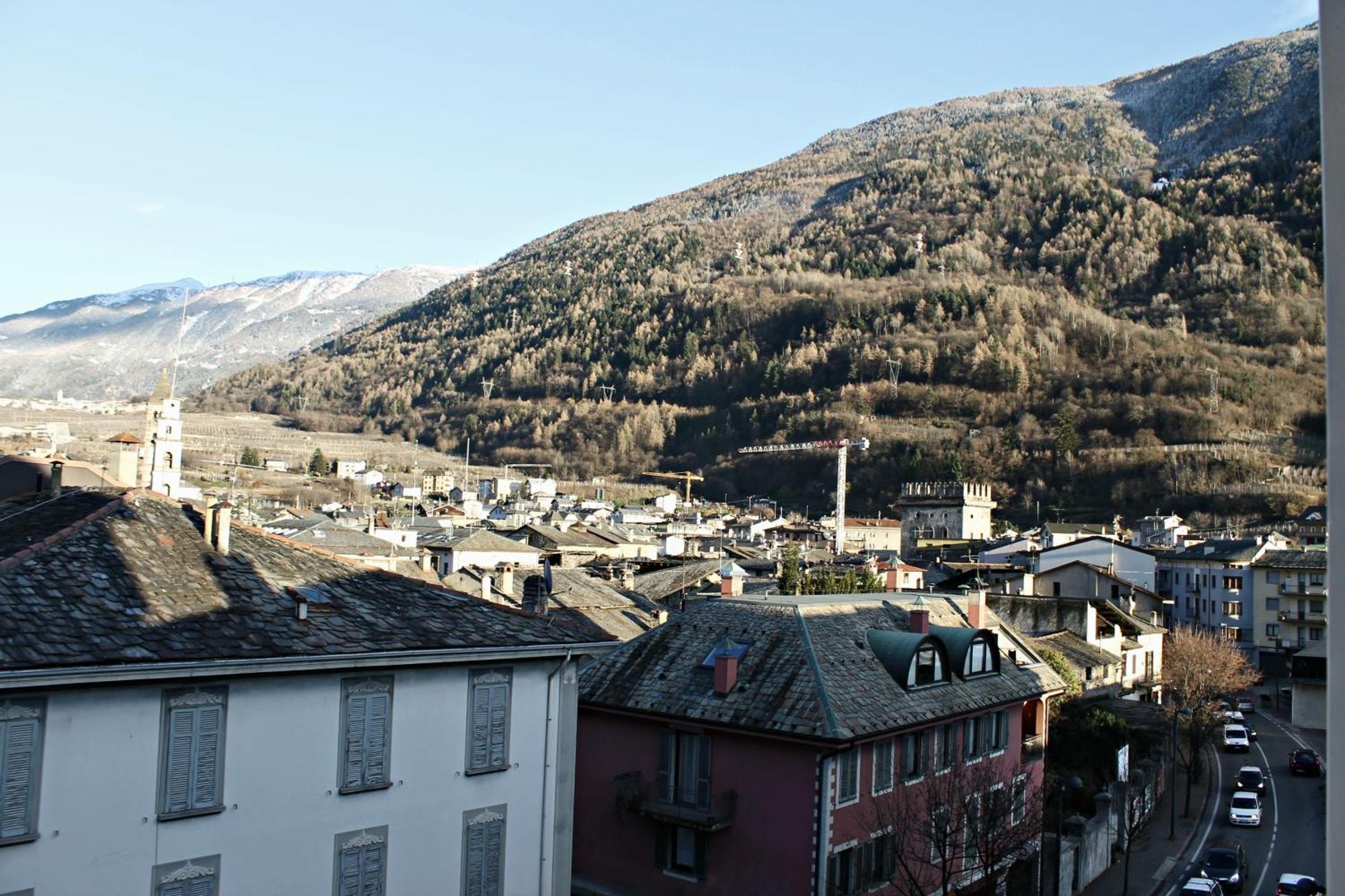 Hotel Bed & Rooms , Corte Rossa -1 Min Walk To Bernina Express Tirano Eksteriør bilde