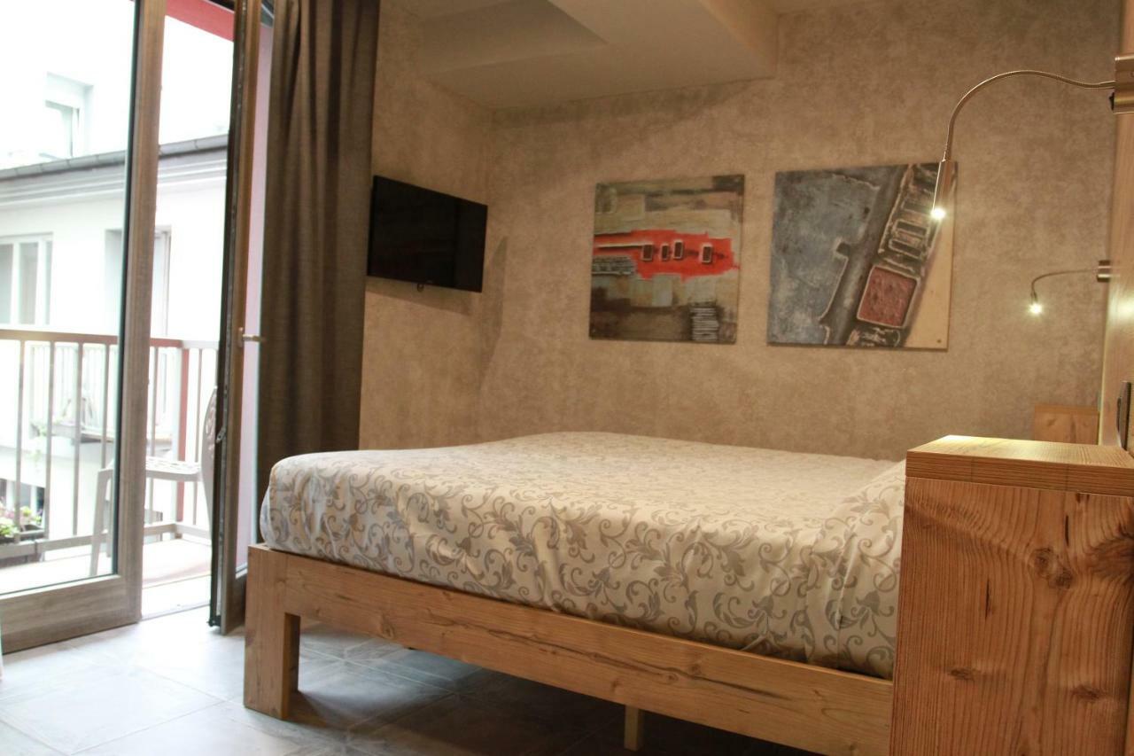 Hotel Bed & Rooms , Corte Rossa -1 Min Walk To Bernina Express Tirano Eksteriør bilde